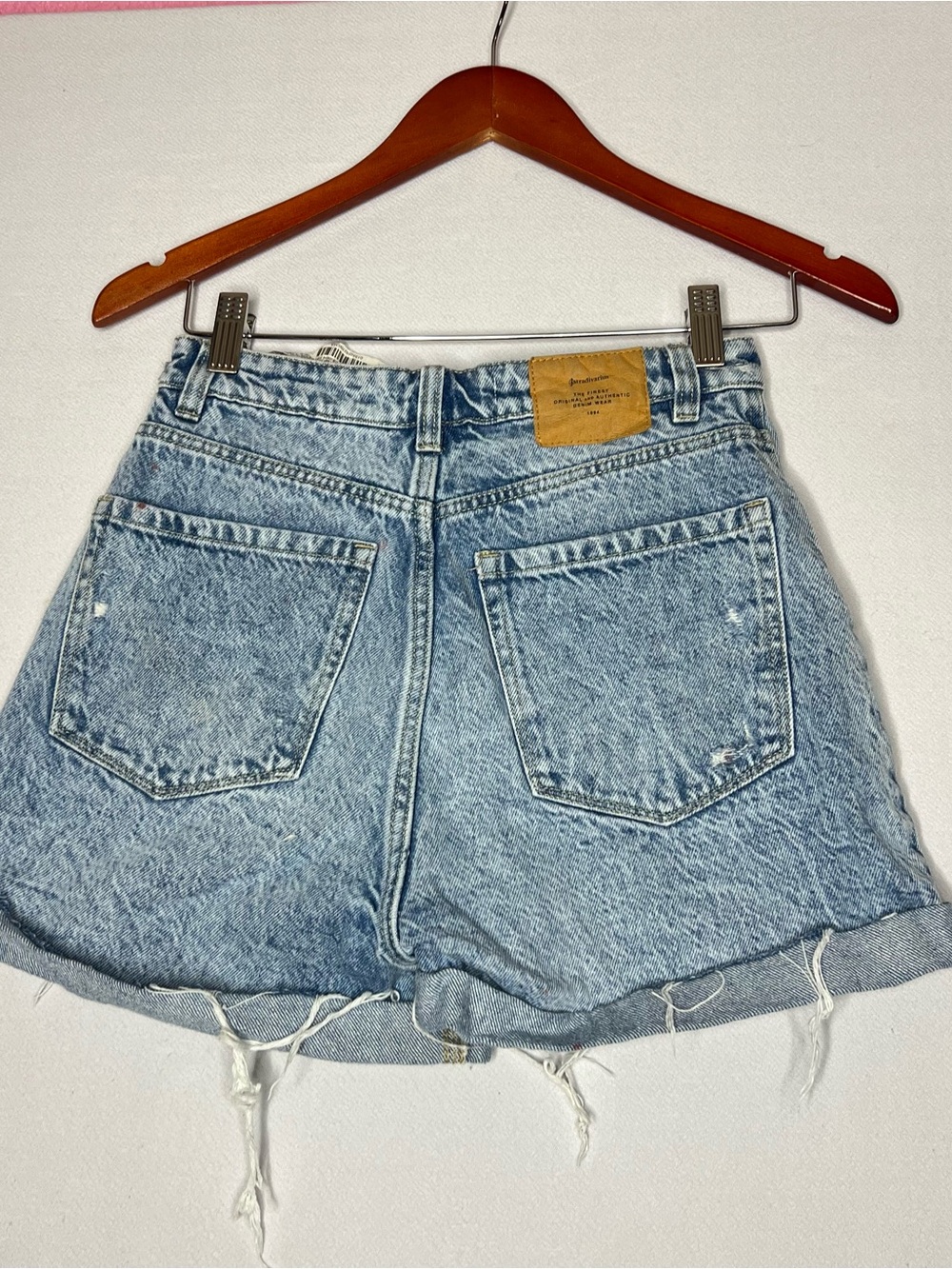 Stradivarius Shorts Women’s Sz 2 Mom High-Rise Light Wash Cuffed Distressed - Picture 7 of 9